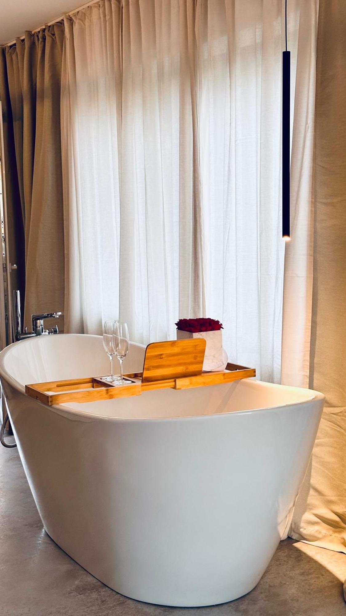 Апартаменты Leonardo Wuerzburg I Freistehende Badwanne Экстерьер фото