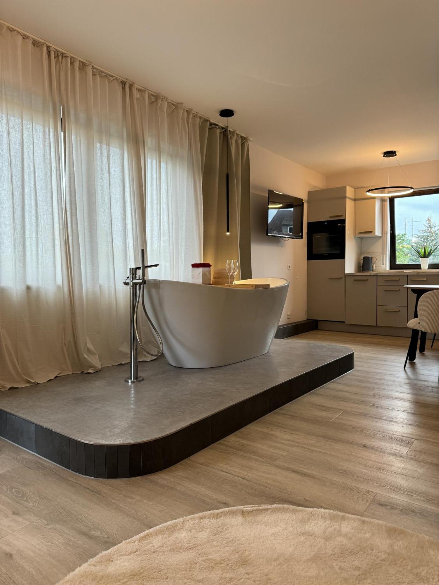 Апартаменты Leonardo Wuerzburg I Freistehende Badwanne Экстерьер фото